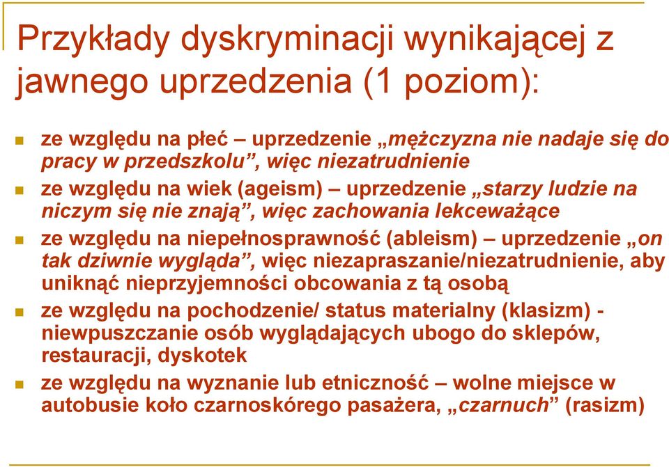 dziwnie wygląda, więc niezapraszanie/niezatrudnienie, aby uniknąć nieprzyjemności obcowania z tą osobą ze względu na pochodzenie/ status materialny (klasizm) -