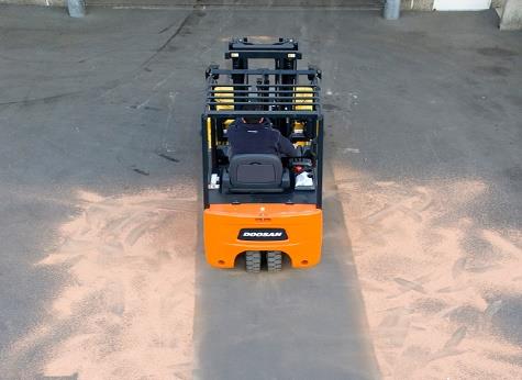 ZAMIATARKA MECHANICZNA SMARTSWEEP Zaoszczędź czasz i pracę dzięki zamiatarce SmartSweep Zamiatarka mechaniczna może być używana z każdym typem wózka widłowego diesel, LPG i elektrycznych Do użytku w