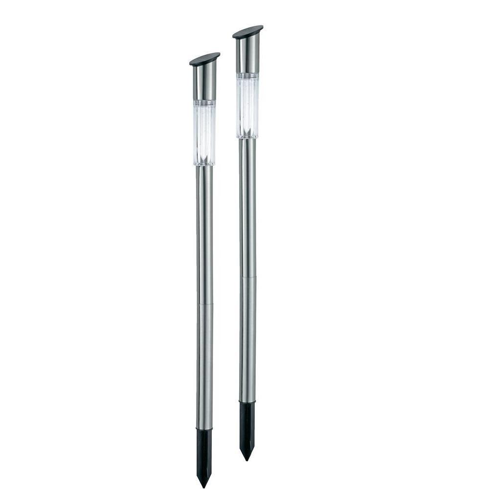 Solarna lampa STEEL PIKE 71 Solarna lampa STELL PIKE 71 Prosta w formie stojąca lampa bardzo dobrze wpisuje się w otoczenie nowocześnie zaprojektowanych domów czy budynków firmowych.