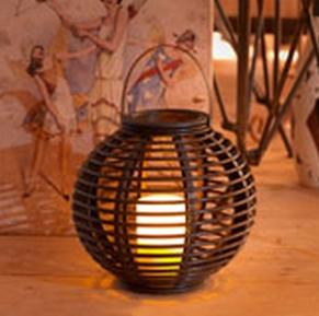 Solarna lampa rattanowa MIDDLE Solarna lampa rattanowa typu MIDDLE wykonana została ze sztucznego rattanu z wykorzystaniem nowoczesnej technologii LED.