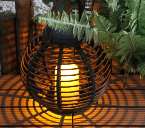 Solarna lampa rattanowa SMALL Solarna Lampa rattanowa typu SMALL to unikalne połączenie prostoty i wysmakowanego designu. Nowoczesności i tradycji.
