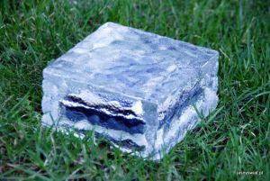 Solarna szklana kostka ICE1010 Dekoracyjna Solarna szklana kostka ICE 1010 Wykonana z naturalnego białego szkła kostka o wymiarach 10cm x 10cm i wysoka 5cm, sprawia wrażenie wykutej z lodu.