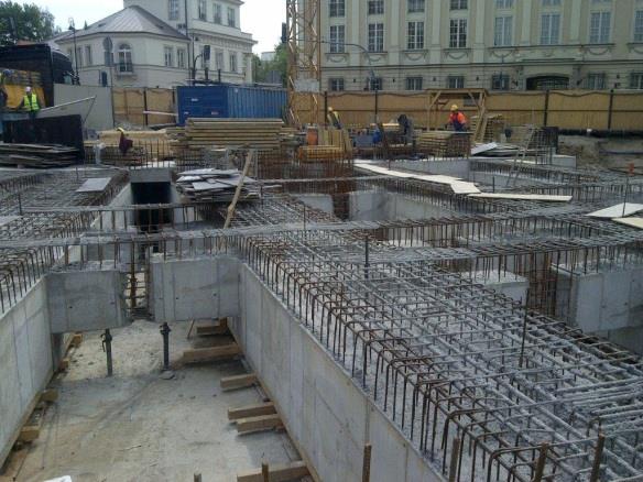 stropu zastosowano dość kontrowersyjne rozwiązanie technologiczne. Drugi etap sprężenia zaprogramowano tuż po zabetonowaniu płyty pod ciężarem mokrego betonu.