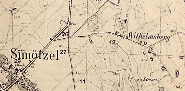 materiałów historycznych w 1939r. do szkoły uczęszczało 120 uczniów. Pierwotna, średniowieczna forma wsi to owalnica z niewielkim nawsiem i kościołem w części centralnej wsi.
