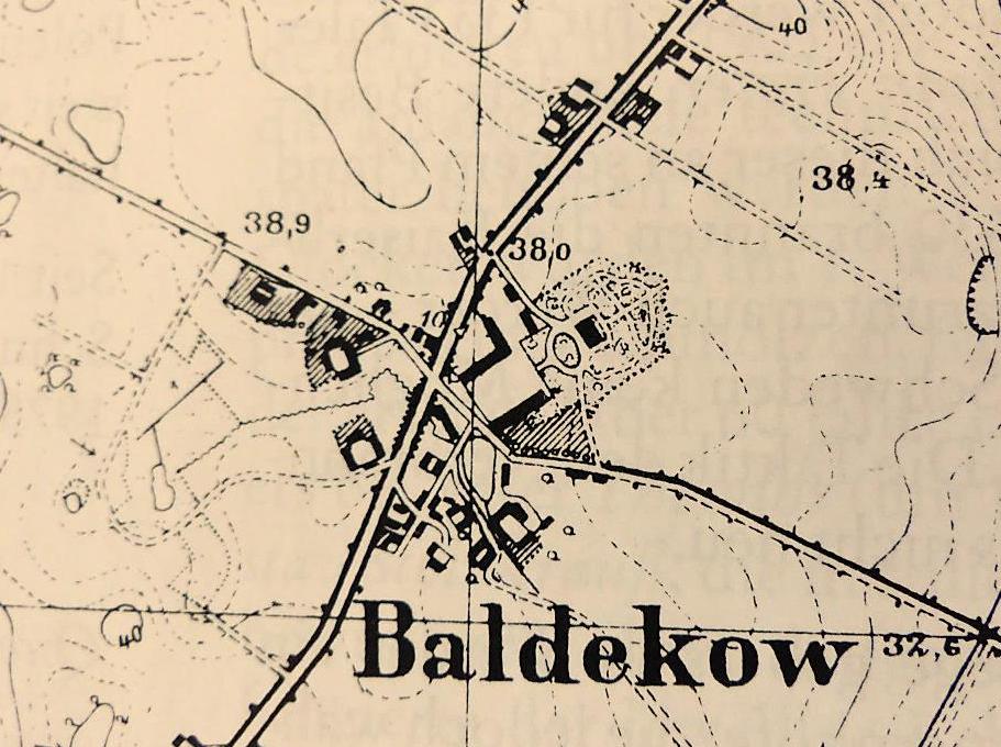 właścicielem wsi był Wilhelm Steffenhagen, który buduje założenie folwarczne wraz dworem i parkiem. Na dobrach ziemskich w latach 80-tych XIX w.