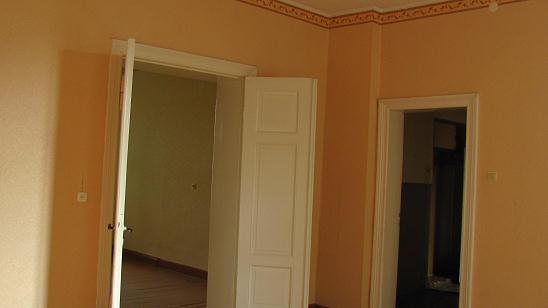 Opis przedmiotu wynajmu: Pokoje Lokal mieszkalny usytuowany jest na I piętrze budynku biurowo-mieszkalnego stanowiącego własność Poczty Polskiej S.A.