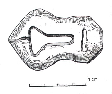 Ryc. 11. Amulet z kła niedźwiedzia. Fot. R. Paszkowska. Ryc. 12. Ozdobne okucie. Fotografia archiwalna.