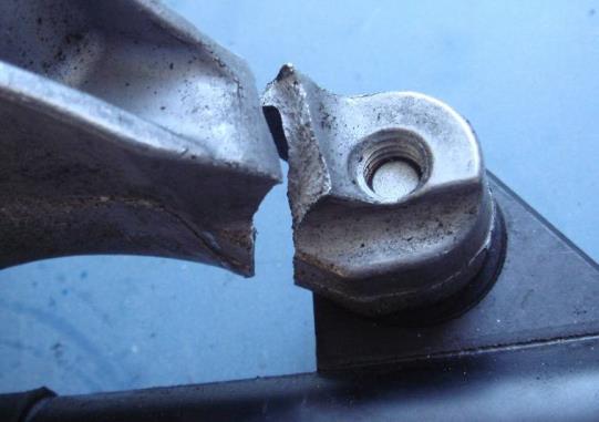 PROBLEMY Problemy dotyczące aluminiowego wspornika. Prawdopodobne przyczyny Uszkodzenie wolnego koła alternatora.