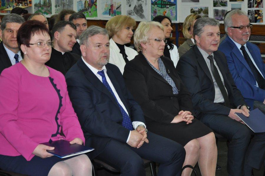00 nastąpił finał, którego głównym punktem było rozdanie nagród i wyróżnień oraz występy artystyczne.