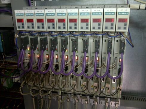 PROFIBUS to sieć modułowa posiadająca dużą ilość aplikacji i profili systemowych, jest to sieć oparta na kilku mediach transmisyjnych.
