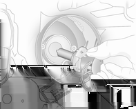 186 Pielęgnacja samochodu Reflektory ksenonowe dotykać tych podzespołów. Wymianę żarówek przeprowadzić w warsztacie. Światła drogowe 1. Uzyskać dostęp do żarówki przez otwór we wnęce koła przedniego.