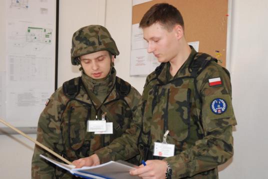 W wojskowych szeregach pełna mobilizacja. Początek zajęć zintegrowanych oznacza wielogodzinną pracę przy rozwijaniu sprzętu i konfiguracji urządzeń teleinformatycznych.