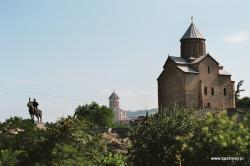 BAKURIANI GORI UPLISCICHE KAZBEGI BAKURIANI, wyjazd wzdłuż fragmentu Jedwabnego Szlaku do GORI. Zwiedzanie Muzeum Stalina oraz najstarszego skalnego miasta UPLISCICHE (I w. p.n.e.) z zamieszkałymi jaskiniami, piwnicami z winem, piekarniami, teatrem antycznym i średniowieczną bazyliką.