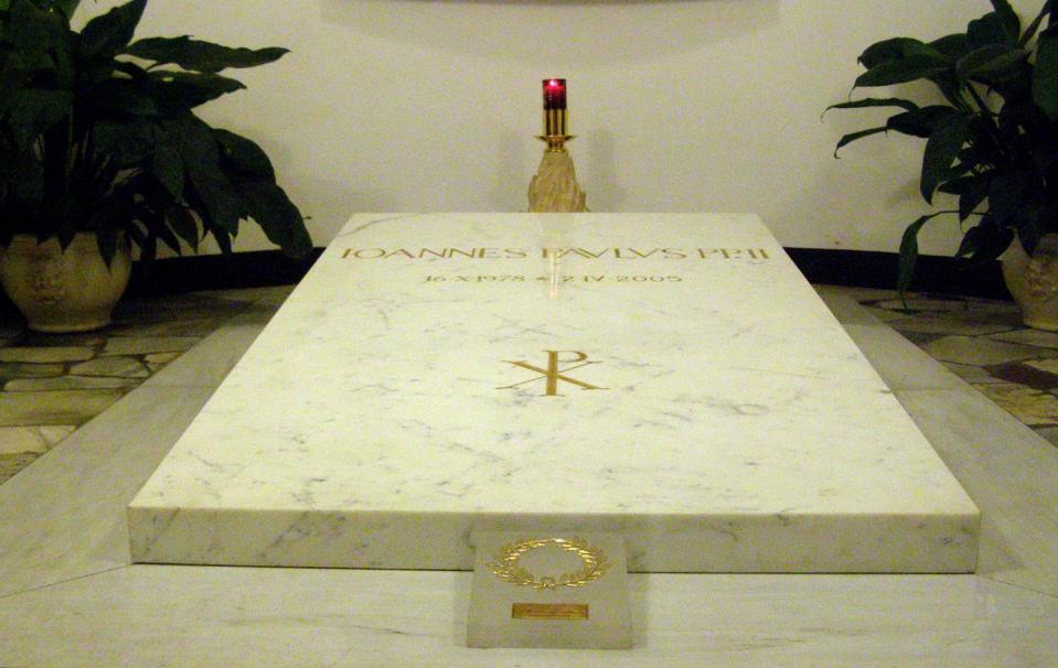 2 kwietnia 2005 roku o godzinie 21.37 Jan Paweł II zmarł. 8 kwietnia odbył się pogrzeb Ojca Świętego, na który przybyły tysiące pielgrzymów z całego świata.