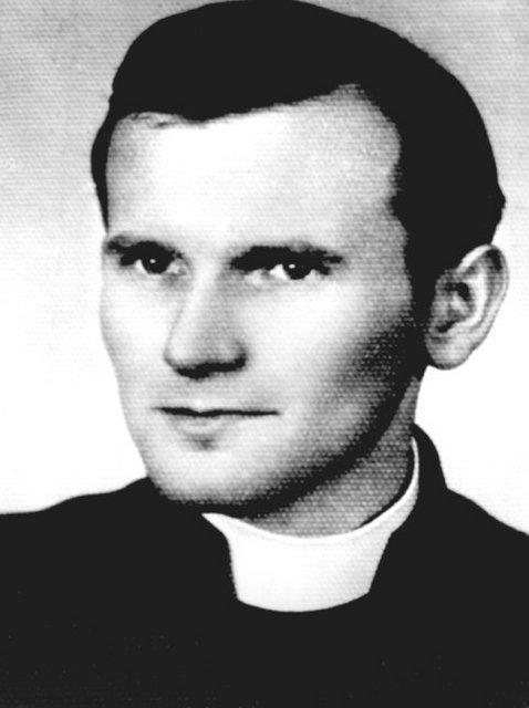 W 1942 roku wstąpił do tajnego Seminarium Duchownego w Krakowie i rozpoczął studia konspiracyjne na Wydziale Teologii Uniwersytetu Jagiellońskiego.