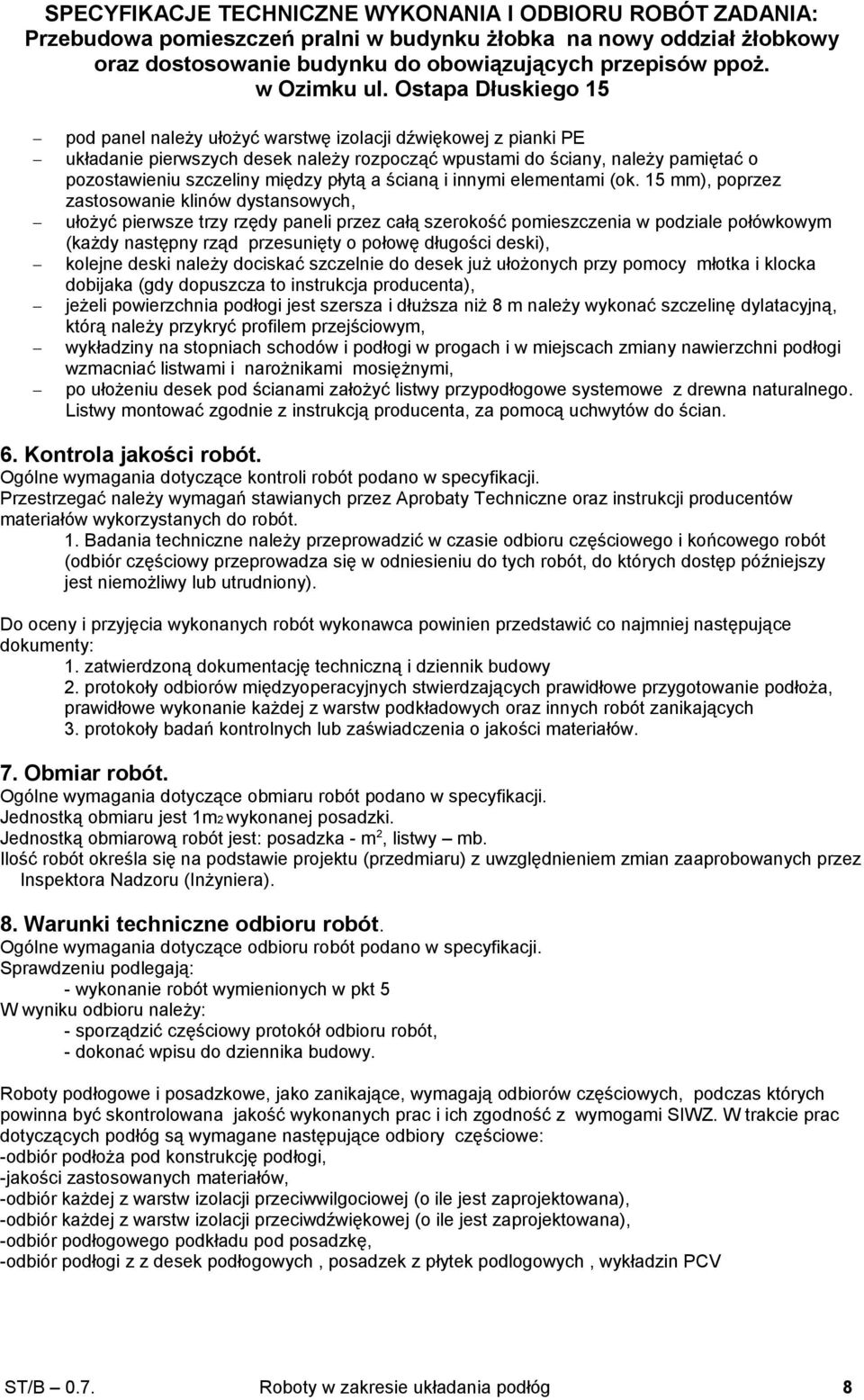 15 mm), poprzez zastosowanie klinów dystansowych, ułożyć pierwsze trzy rzędy paneli przez całą szerokość pomieszczenia w podziale połówkowym (każdy następny rząd przesunięty o połowę długości deski),