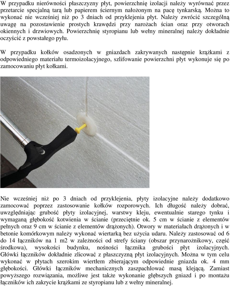 Powierzchnię styropianu lub wełny mineralnej naleŝy dokładnie oczyścić z powstałego pyłu.
