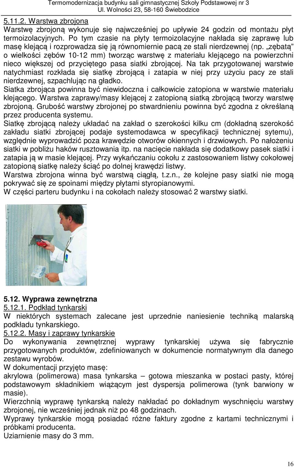 zębatą o wielkości zębów 10-12 mm) tworząc warstwę z materiału klejącego na powierzchni nieco większej od przyciętego pasa siatki zbrojącej.