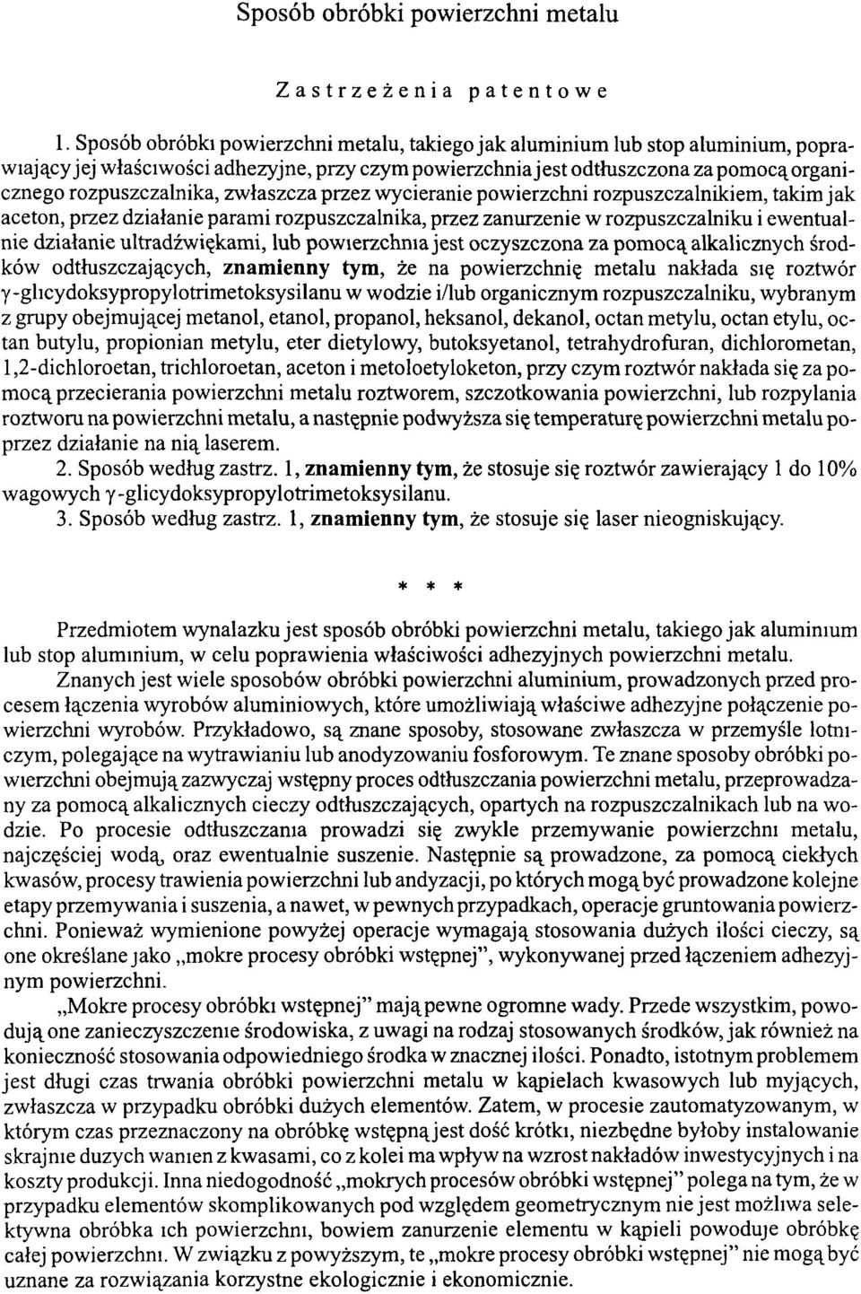 zwłaszcza przez wycieranie powierzchni rozpuszczalnikiem, takim jak aceton, przez działanie parami rozpuszczalnika, przez zanurzenie w rozpuszczalniku i ewentualnie działanie ultradźwiękami, lub
