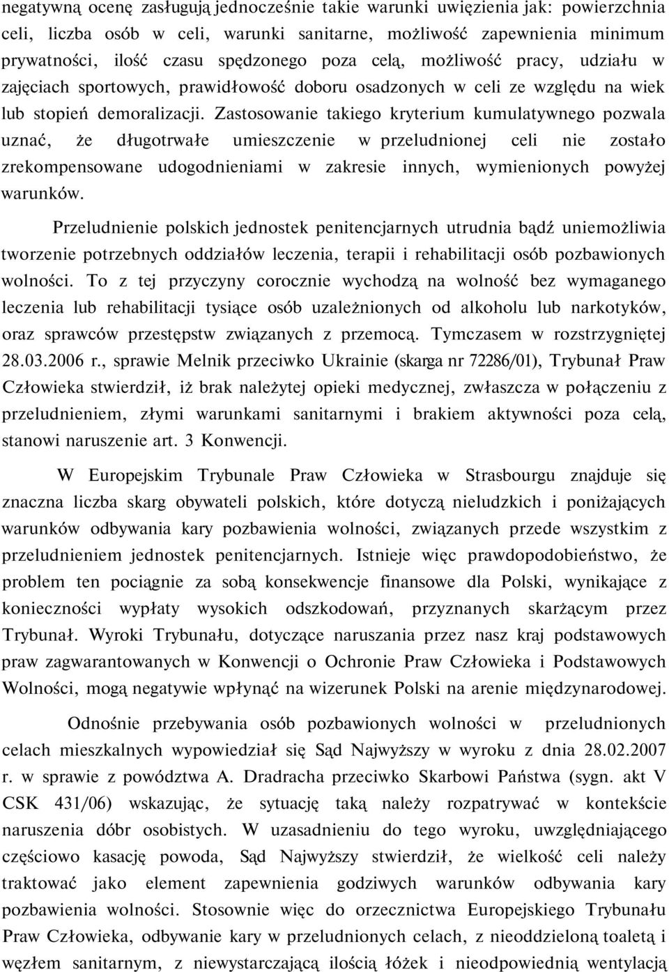 Zastosowanie takiego kryterium kumulatywnego pozwala uznać, że długotrwałe umieszczenie w przeludnionej celi nie zostało zrekompensowane udogodnieniami w zakresie innych, wymienionych powyżej