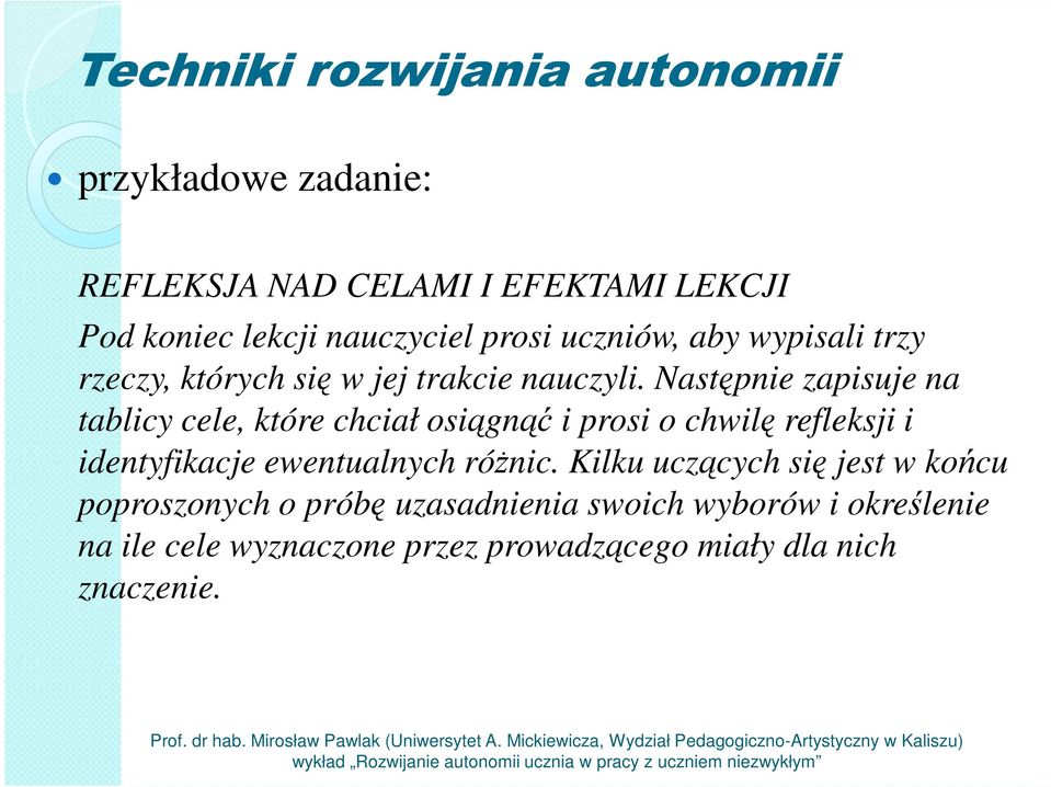 Następnie zapisuje na tablicy cele, które chciał osiągnąć i prosi o chwilę refleksji i identyfikacje