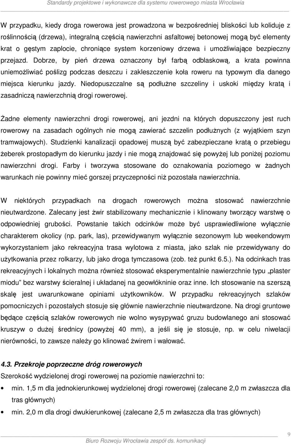 Dobrze, by pień drzewa oznaczony był farbą odblaskową, a krata powinna uniemożliwiać poślizg podczas deszczu i zakleszczenie koła roweru na typowym dla danego miejsca kierunku jazdy.