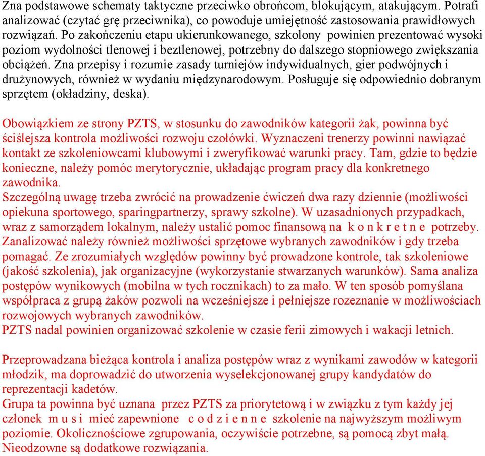 Zna przepisy i rozumie zasady turniejów indywidualnych, gier podwójnych i drużynowych, również w wydaniu międzynarodowym. Posługuje się odpowiednio dobranym sprzętem (okładziny, deska).