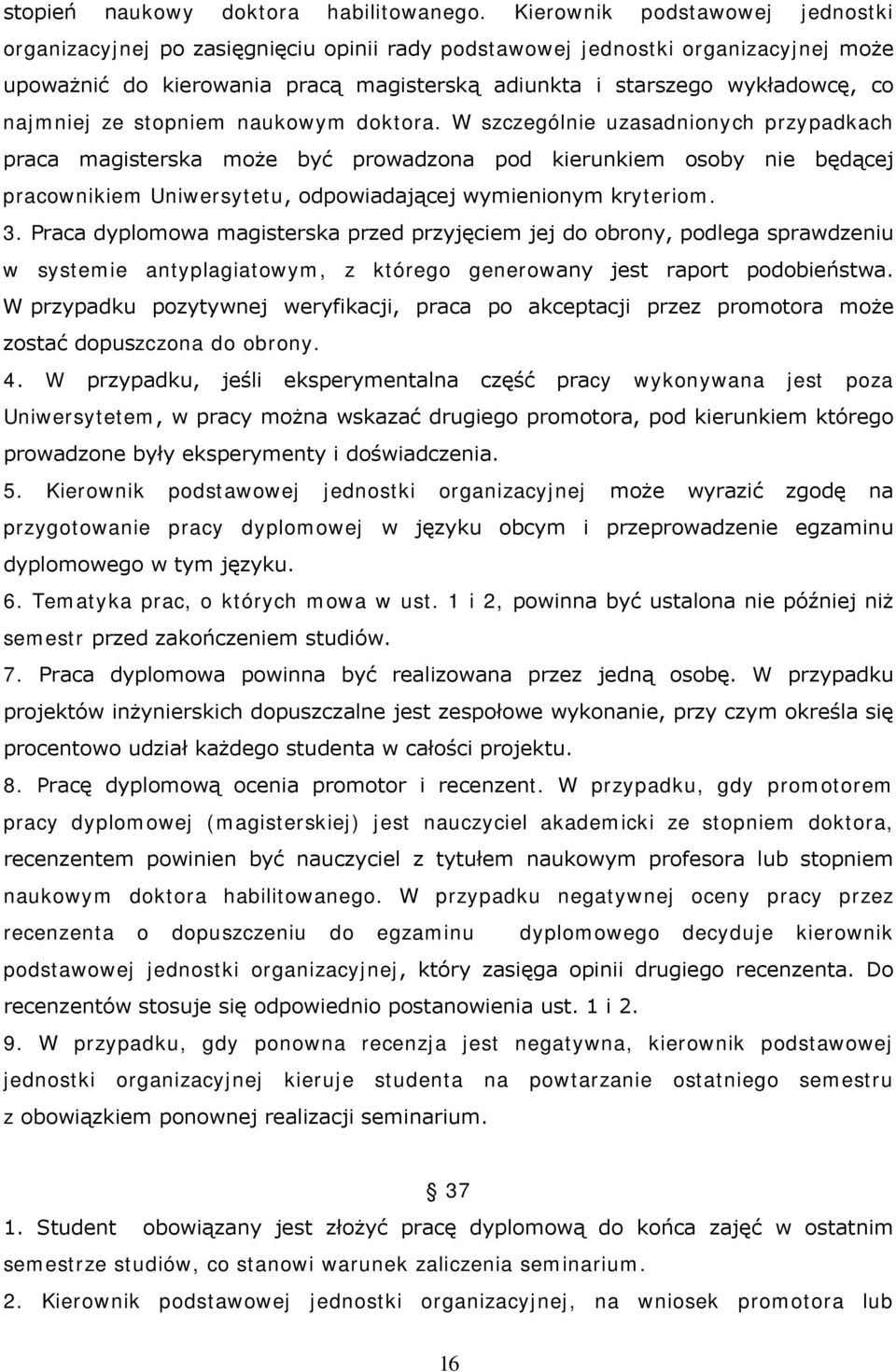 najmniej ze stopniem naukowym doktora.