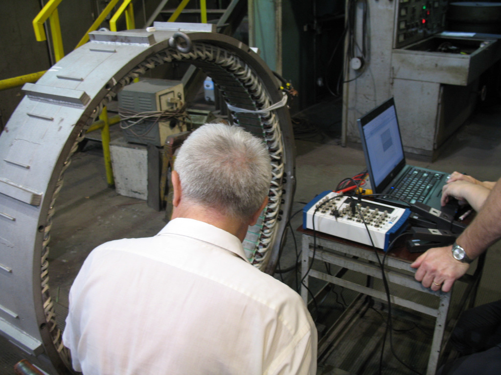 188 Maszyny Elektryczne - Zeszyty Problemowe Nr 2/2015 (106) Sygnał z cewki mierzono woltomierzem oraz podano na wejście analogowe karty pomiarowej NI USB 6259, która zarejestrowała sygnał z cewki,