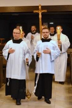 Początek eucharystycznej celebracji Aktem liturgicznym rozpoczynającym Mszę św. jest procesja wejścia.