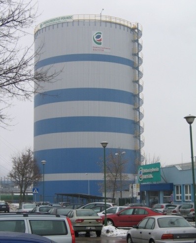 586 H.G. SABINIAK, P. DROŻDŻ Akumulatory ciepła to pionowe stalowe zbiorniki zazwyczaj o cylindrycznym kształcie, izolowane termicznie warstwą wełny mineralnej.