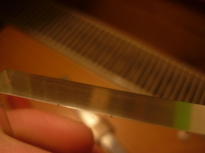 Rysunek 2 Wykorzystana technologia Przygotowanie szkła akrylowego Aby można było wprowadzić do pleksi światło należy najpierw wyszlifować jej krawędzie.