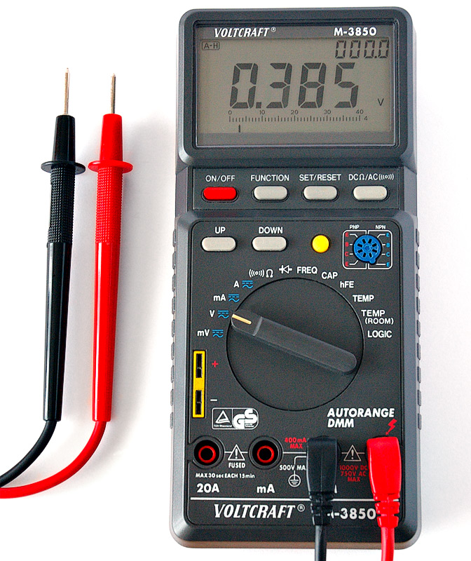 Informacje podstawowe Multimetr (miernik uniwersalny, DDM Digital-Multi-Meter, VOM Volt-Ohms-Meter) jest to urządzenie pomiarowe posiadające możliwość pomiaru różnych wielkości fizycznych.