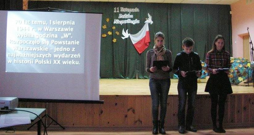 U nas w szkole siostra Lucyna zebrała wszystkich uczni szkoły w sali aktowej, aby upamiętnić Wszystkich Świętych i zmarłych.