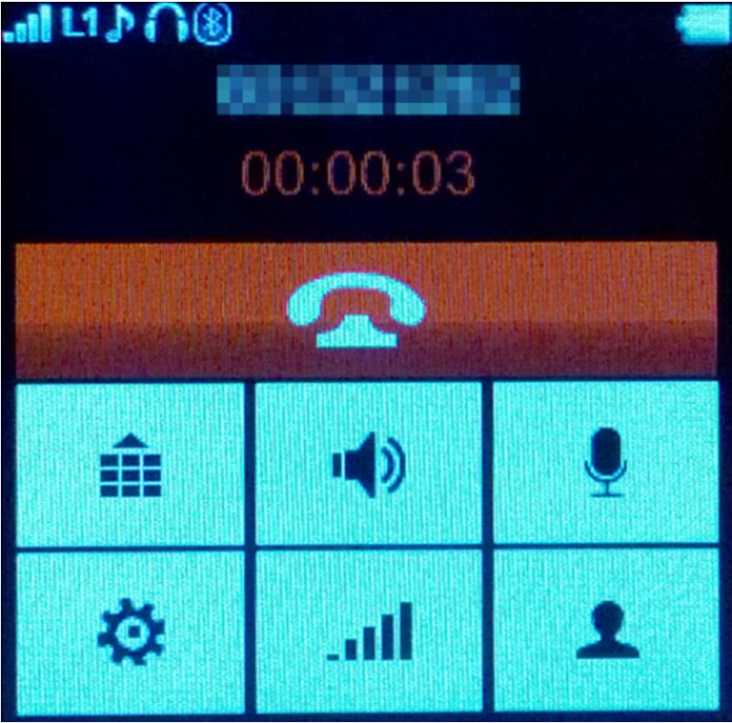 7.6 Wykonywanie połączeń Po zainstalowaniu w smartwatchu karty operatora GSM (microsim) lub sparowaniu ze smartfonem poprzez Bluetooth, możliwe jest wykonywanie za jego pomocą połączeń głosowych.