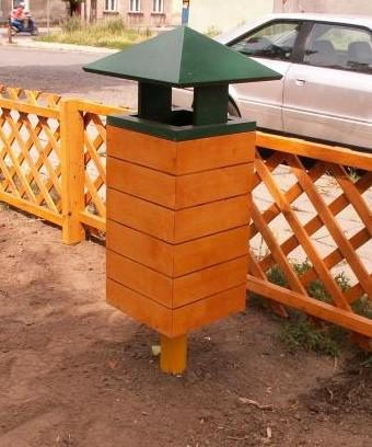 Montaż po przez betonowanie w ziemi. Pojemność: min 35L Dopuszcza się zamontowanie innego kosza o parametrach nie gorszych od powyższych po uzyskaniu akceptacji inwestora.