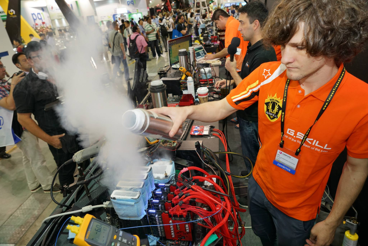 Overclocking (przetaktowywanie) procesora Overclocking polega na zwiększeniu szybkości pracy i wydajności procesora za pomocą zwiększenia taktowania zegara.