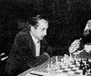 Giuseppe Laco I szachownica rezerwowa Włoch Zdjęcie: Archiwum autora 75.Partia angielska [A28] Laco (Włochy) IM Enevoldsen J. (Dania) 1.c4 Sf6 2.Sc3 e5 3.