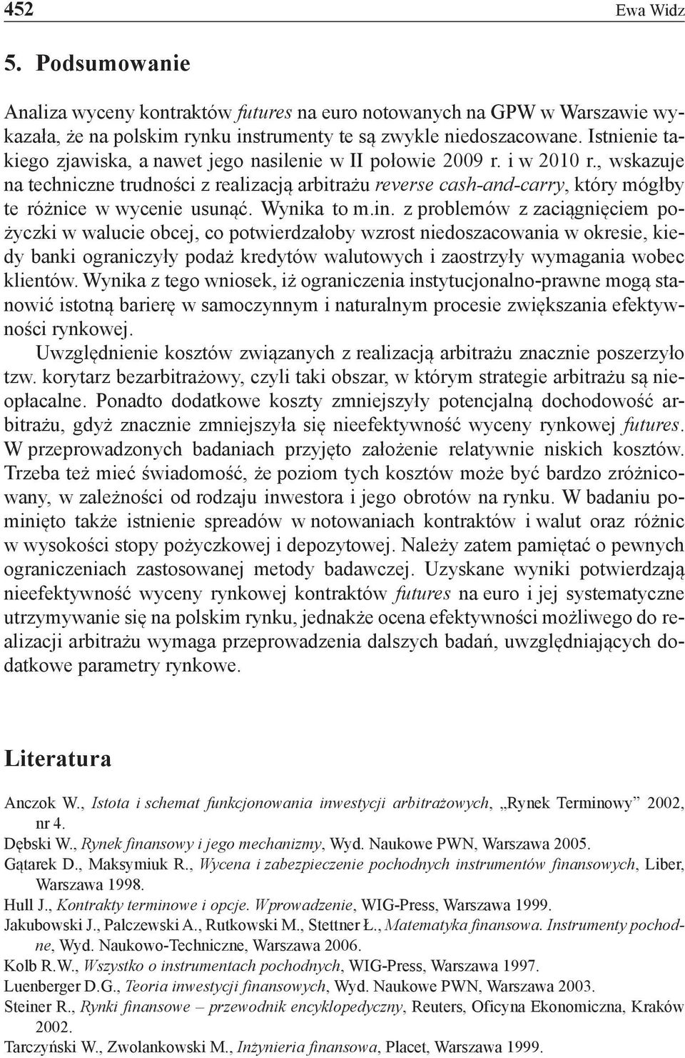 , wskazuje na techniczne trudności z realizacją arbitrażu reverse cash-and-carry, który mógłby te różnice w wycenie usunąć. Wynika to m.in.