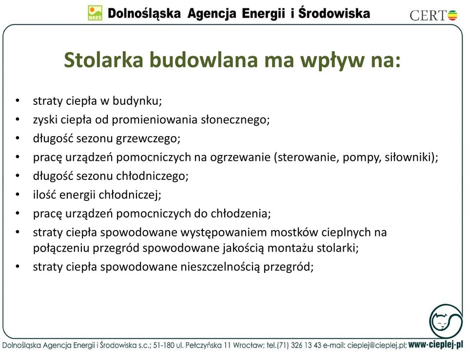 ilość energii chłodniczej; pracę urządzeń pomocniczych do chłodzenia; straty ciepła spowodowane występowaniem mostków