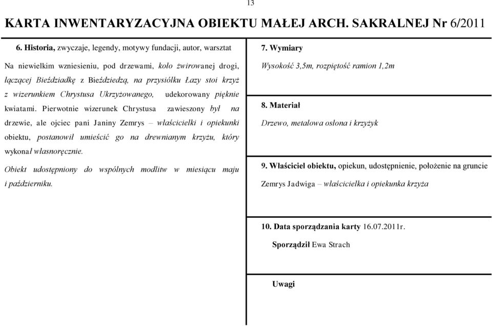wizerunkiem Chrystusa Ukrzyżowanego, udekorowany pięknie kwiatami.