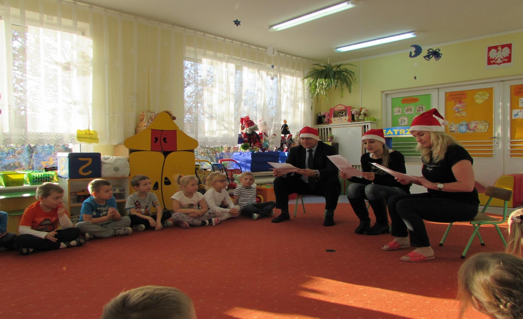 Mikołajkowe czytanie - 6-ego grudnia Ratownicy spotkali się z Panią Kamilą Erat oraz Starostą Powiatowym Panem Jarosławem Matłach.