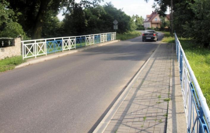 Ogromne połacie ziemi ze stogami wyglądającymi jak domki bez okien można było zauważyć w krajobrazie tego rejonu jeszcze na początku dziewięćdziesiątych lat ubiegłego stulecia, kiedy to Zakłady