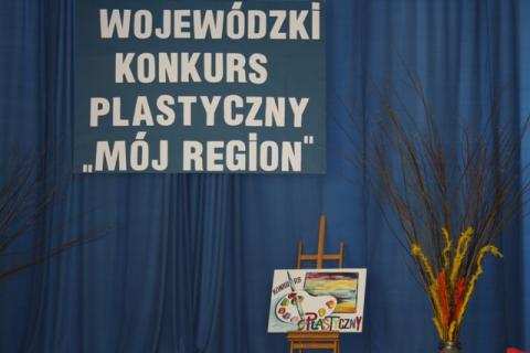 Na wielkanocnym stole kolor miesza się z kolorem. Śmieją się z kaŝdej strony owsa wstąŝeczki zielone. Bazie srebrne jak deszczyk. I co jeszcze?