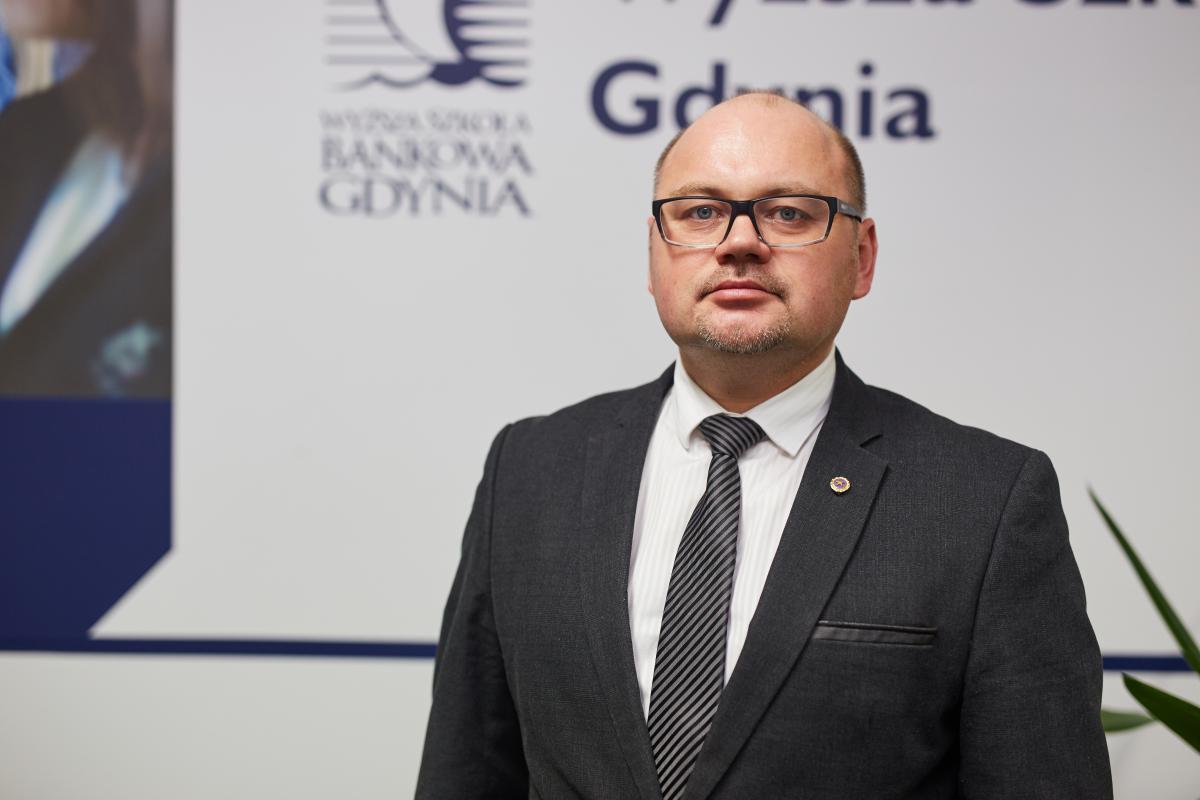. W latach 1984 1992 studiował i pracował we Włoszech i w Niemczech. W roku 1992 obronił pracę doktorską w ówczesnej Wyższej Szkole Pedagogicznej w Bydgoszczy.