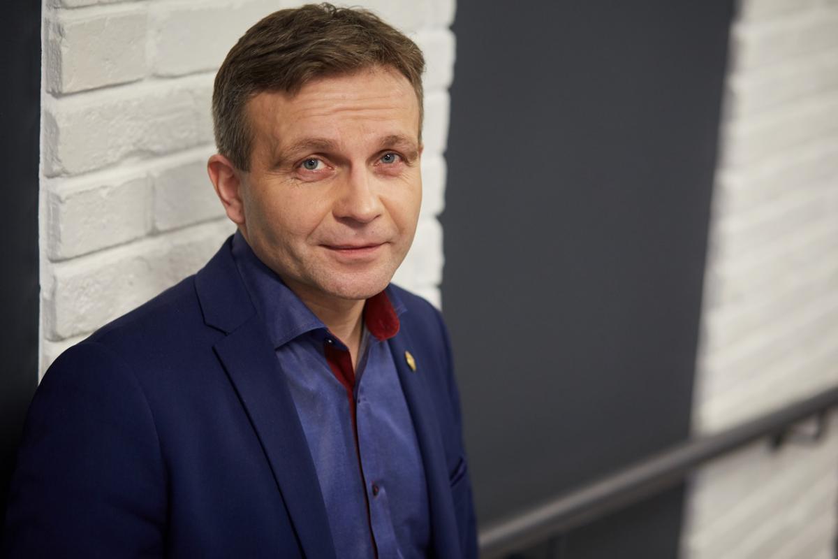 Komandor rezerwy dr inż. Dariusz Kozłowski jest absolwentem Akademii Marynarki Wojennej - magister inżynier nawigator morski. Po ukończeniu studiów pełnił służbę na morzu.