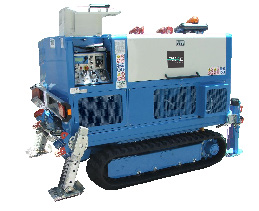 Automatyczne hamulce postojowe umieszczone pomiędzy przekładniami. Ruch wsteczny. Sterowanie radiowe. Sterowany hydraulicznie trzpień po stronie wciągania do zakotwiczenia maszyny.