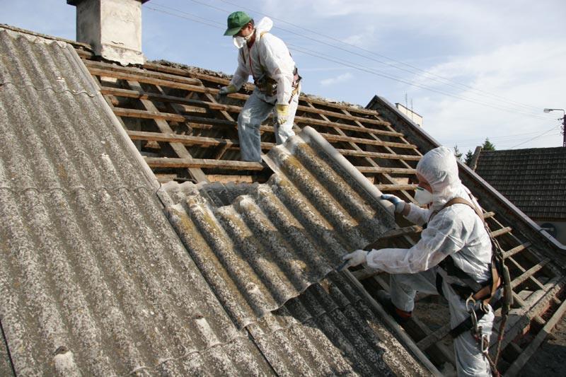 USUWANIE WYROBÓW ZAWIERAJĄCYCH AZBEST Na dofinansowanie zadań związanych z usuwaniem azbestu WFOŚiGW w Katowicach rocznie wydaje ok.