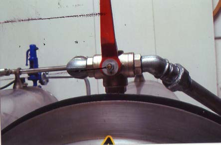 Przełącznik krokowy posiada 4 pozycje ( używanie w momencie zapalenia się zielonej lampki poziomu wody) Pozycja 0: obydwie grzałki wyłączone Pozycja 1: Grzałka w lewym autoklawie moc 7.