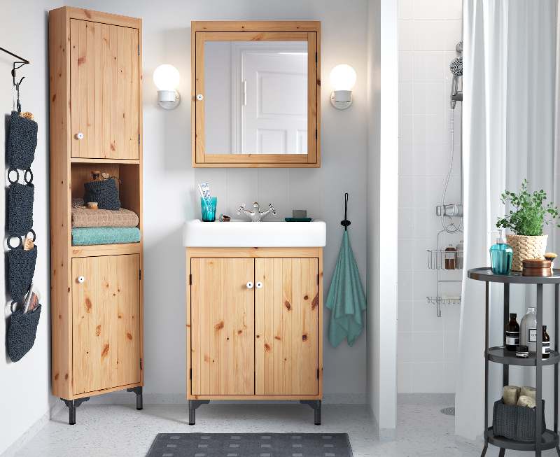 10 SILVERÅN łazienka 11 Piękna faktura i unikalny układ sęków litego drewna sosnowego nadają meblom z serii SILVERÅN wyjątkowego charakteru.